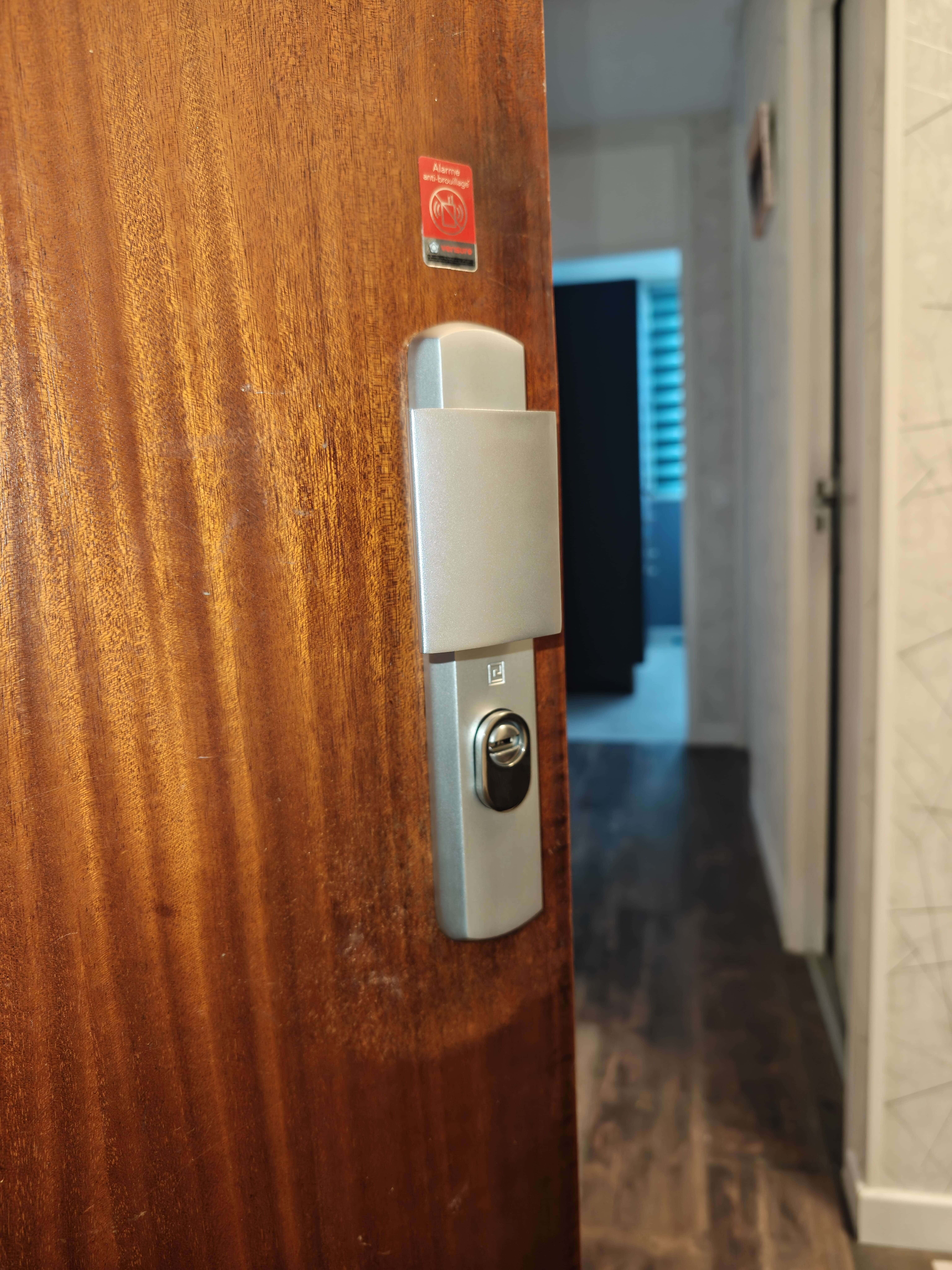 Installation poignée blindrée avec pastille anti percage avec barillet sécurisé 3 Annonay — Urgence Habitat 38